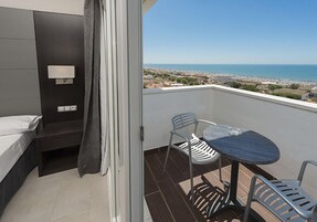 迷你吧、办公桌、免费 WiFi、床单