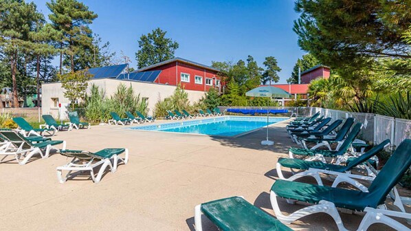 Außenpool, geöffnet von 10:00 Uhr bis 19:00 Uhr, Liegestühle
