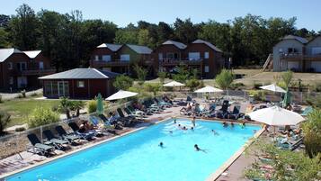 Piscine extérieure, chaises longues