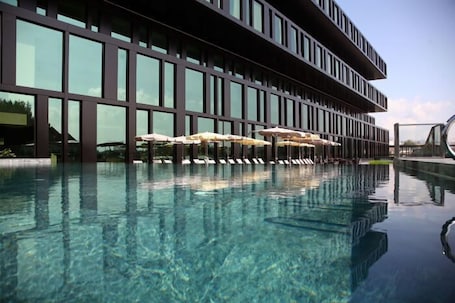 Una piscina techada, una piscina al aire libre. Axis Viana Business & SPA Hotel