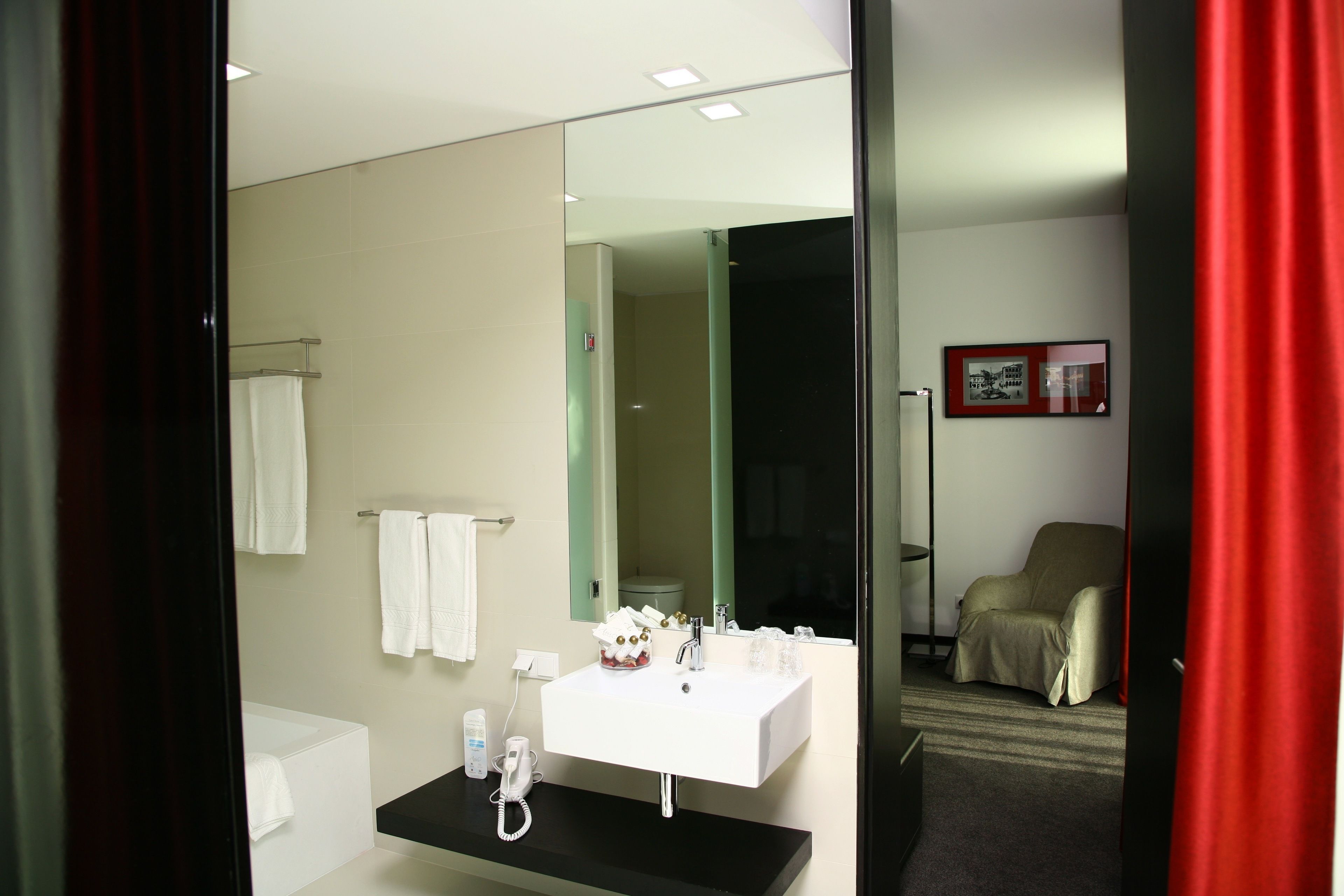 combined shower/bathtub, hair dryer, slippers, towels