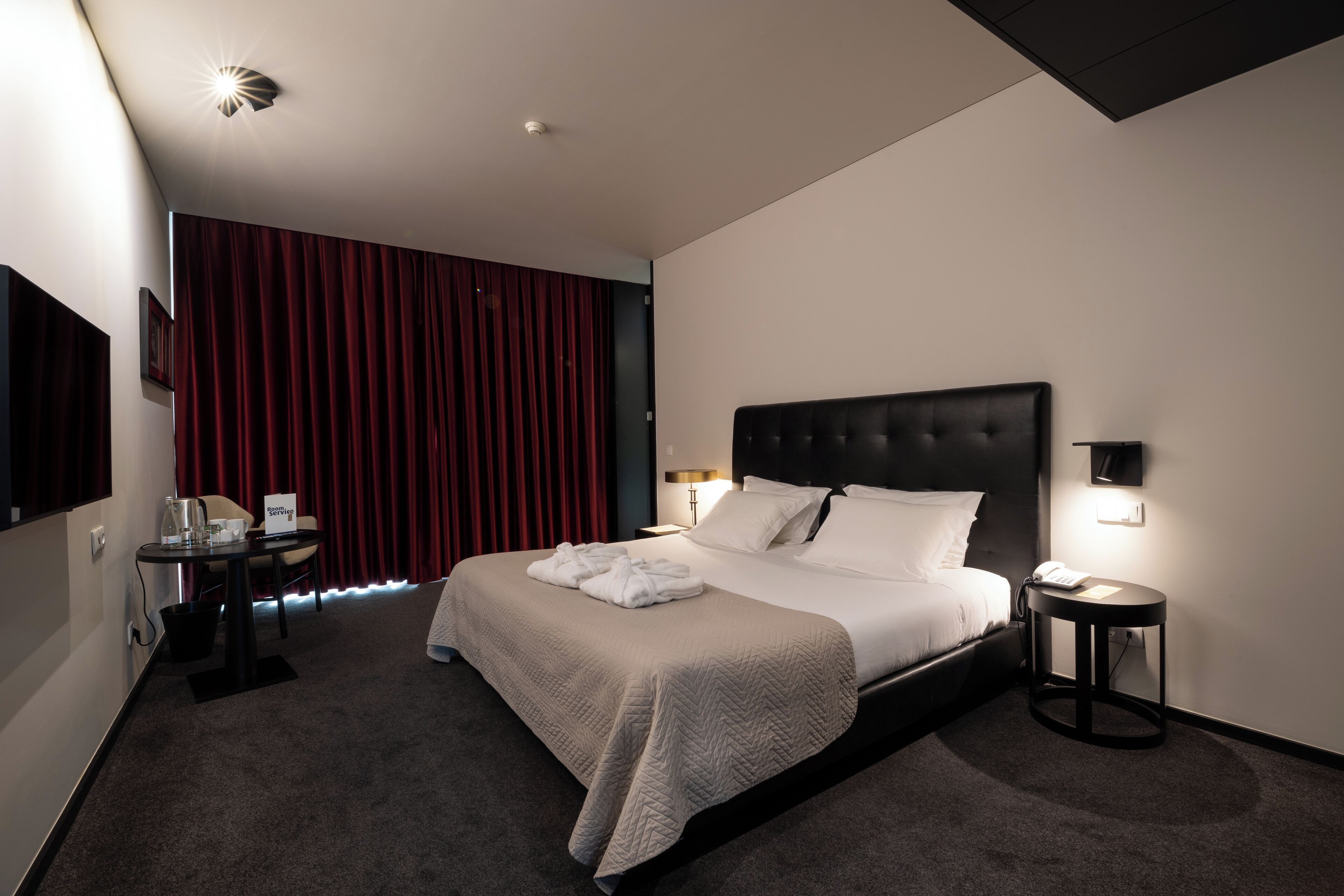 Minibar, safe på rommet, lydisolert og wi-fi (inkludert)