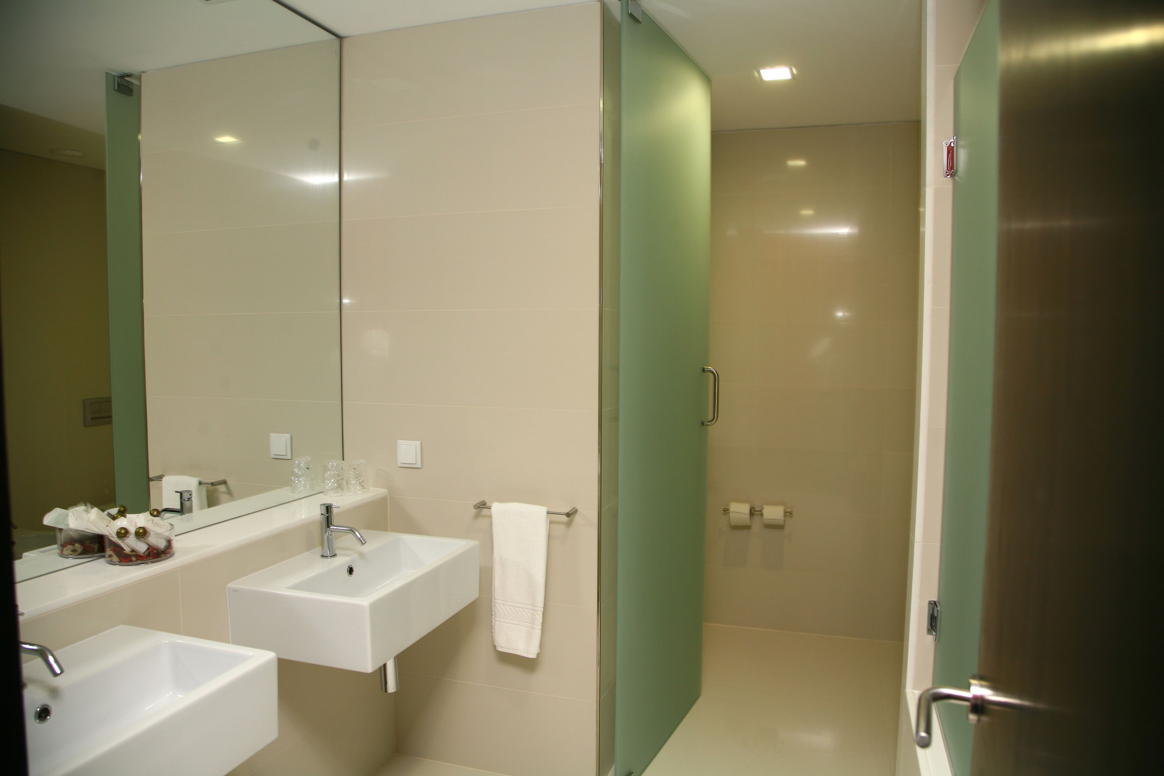 combined shower/bathtub, hair dryer, slippers, towels