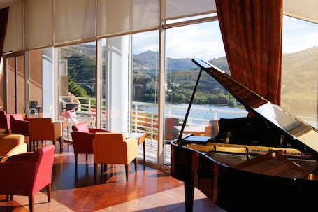 Lobby sitting area. Hotel Regua Douro
