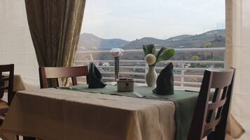 Café da manhã com buffet grátis todos os dias