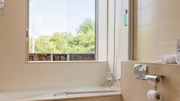 Un baño moderno con bañera, inodoro y bidé.