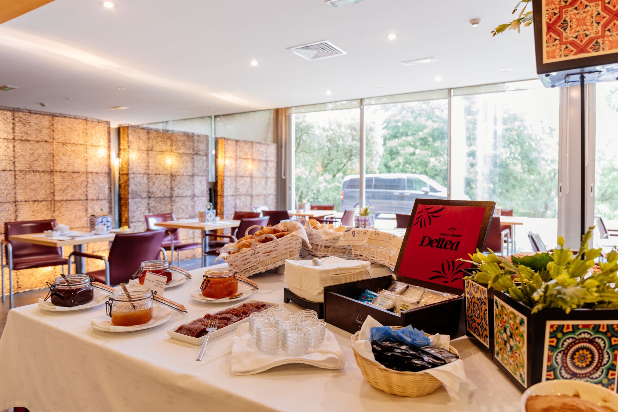 free buffet breakfast