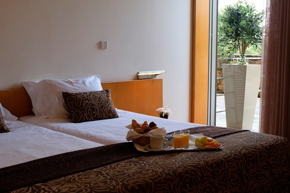 Minibar, caja de seguridad en la habitación y escritorio 