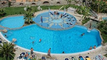 Piscine extérieure (ouverte en saison)