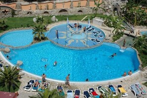 Piscine extérieure (ouverte en saison)