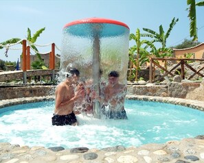Piscine extérieure (ouverte en saison)