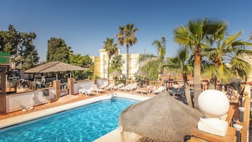 Piscina externa, guarda-sóis, espreguiçadeiras