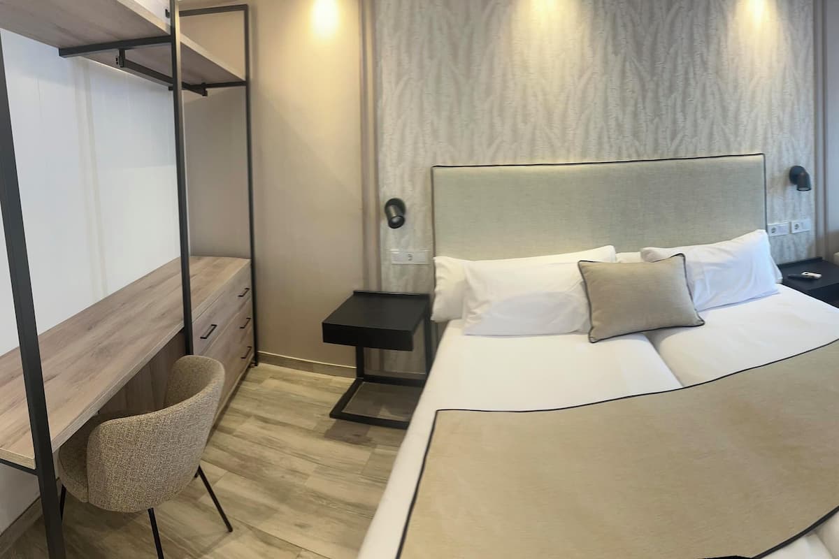 Comfort Quadruple Room with Free Airport Shuttle | Minibar, in-room safe, individually decorated, individually furnished