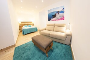 Club Quadruple Room with Free Airport Shuttle | Edredones de plumas, minibar, caja fuerte y decoración individual