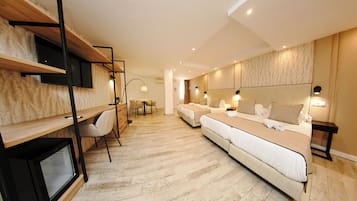 Deluxe Quadruple Room with Free Airport Shuttle | Edredones de plumas, minibar, caja fuerte y decoración individual