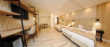 Deluxe Quadruple Room with Free Airport Shuttle | Couette en duvet, minibar, coffre-fort pour ordinateur portable