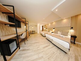 Cubrecamas, minibar y caja de seguridad en la habitación 