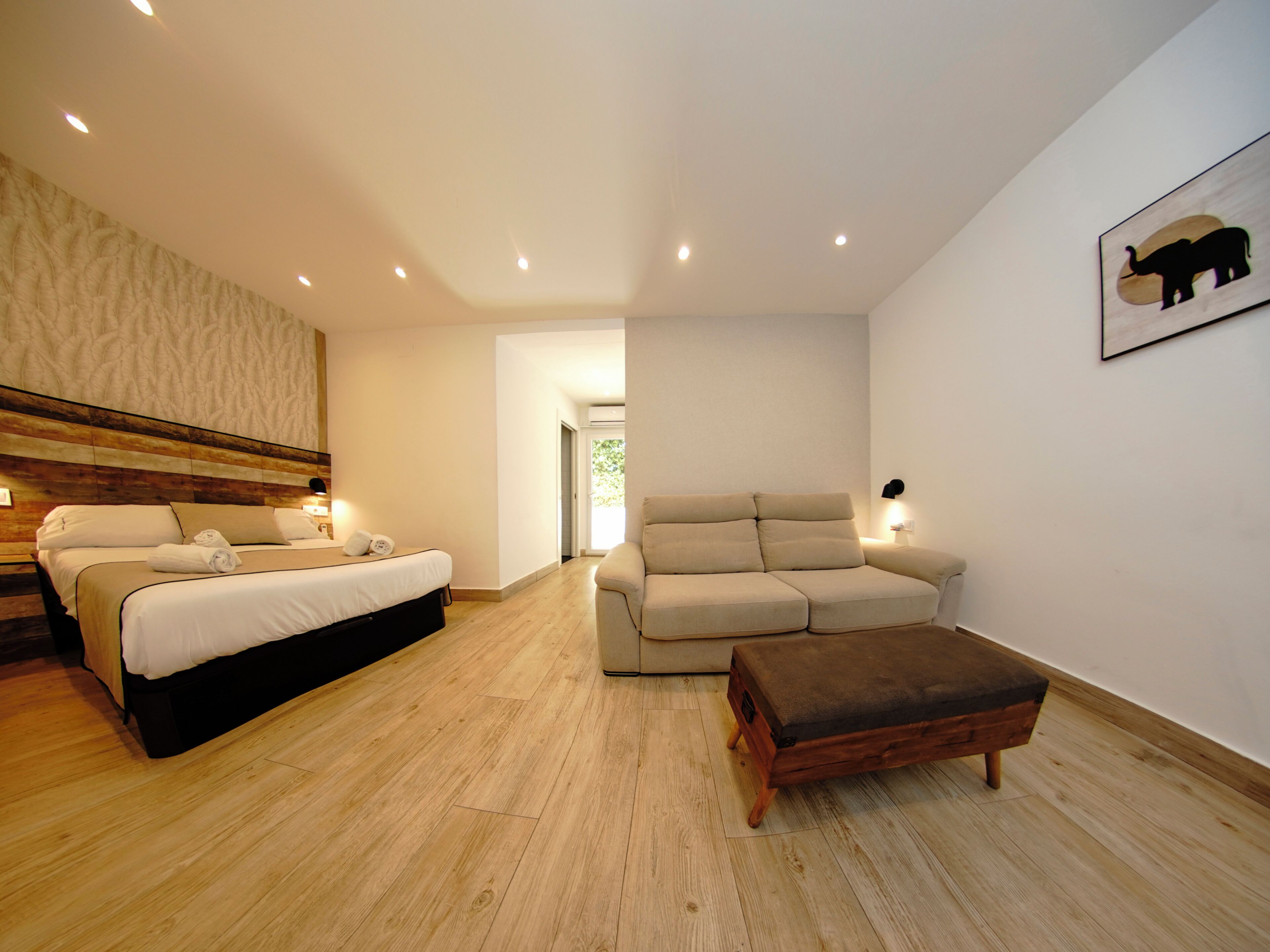 Club Quadruple Room with Free Airport Shuttle | Edredons de pluma, frigobar, cofres nos quartos