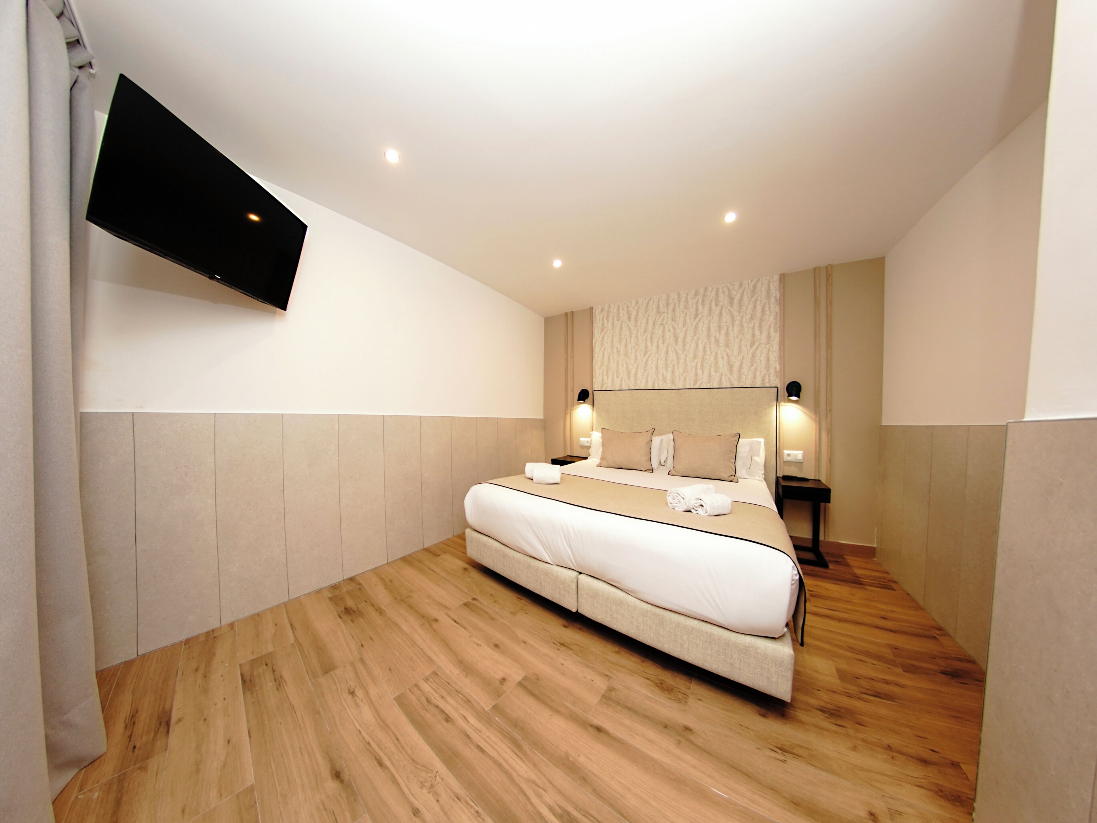 Family Quadruple Room with Free Airport Shuttle | Edredons de pluma, frigobar, cofres nos quartos