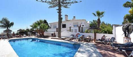 室外游泳池,池畔遮阳伞,日光浴躺椅