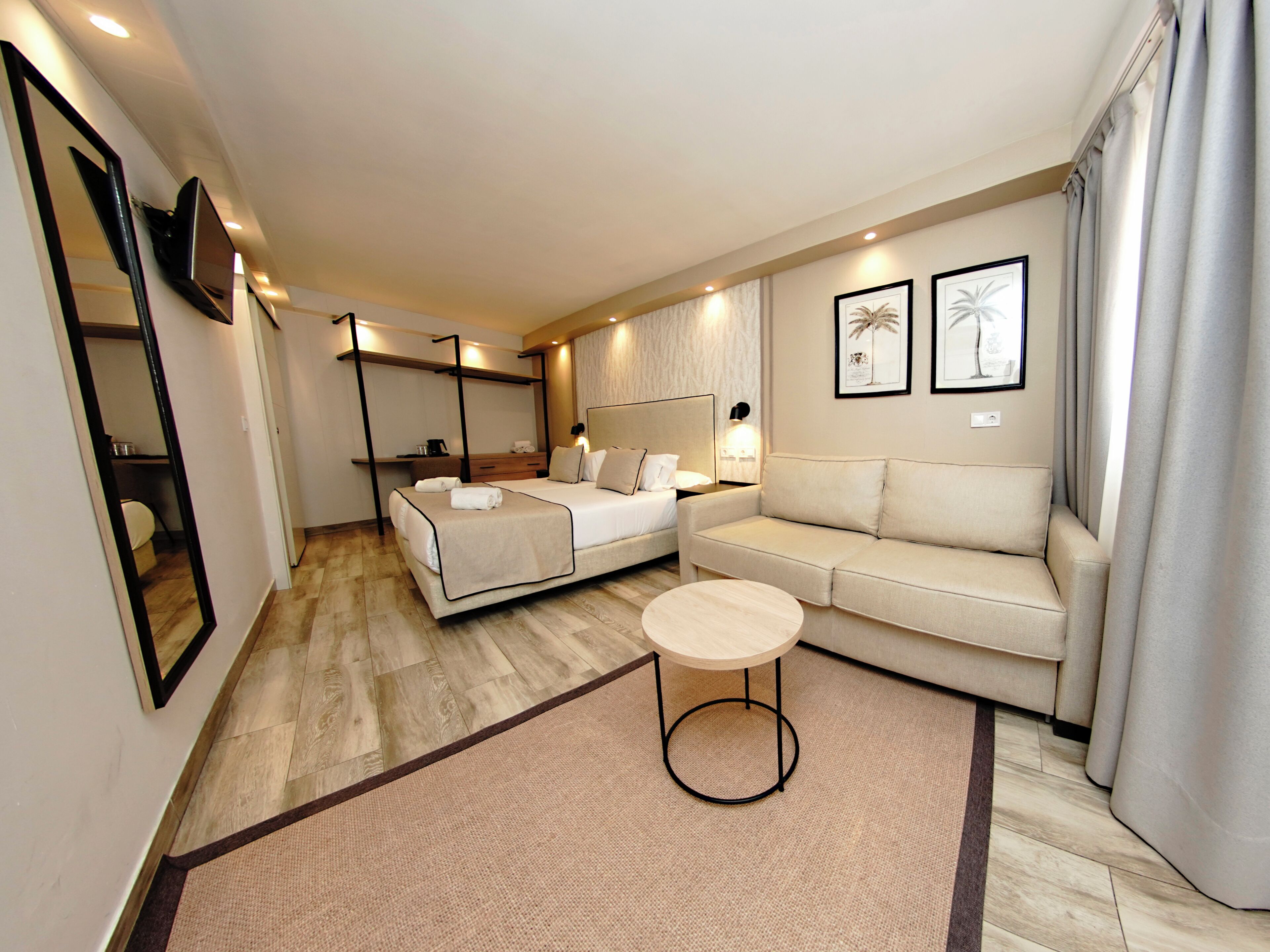 Comfort Quadruple Room with Free Airport Shuttle | Edredons de pluma, frigobar, cofres nos quartos