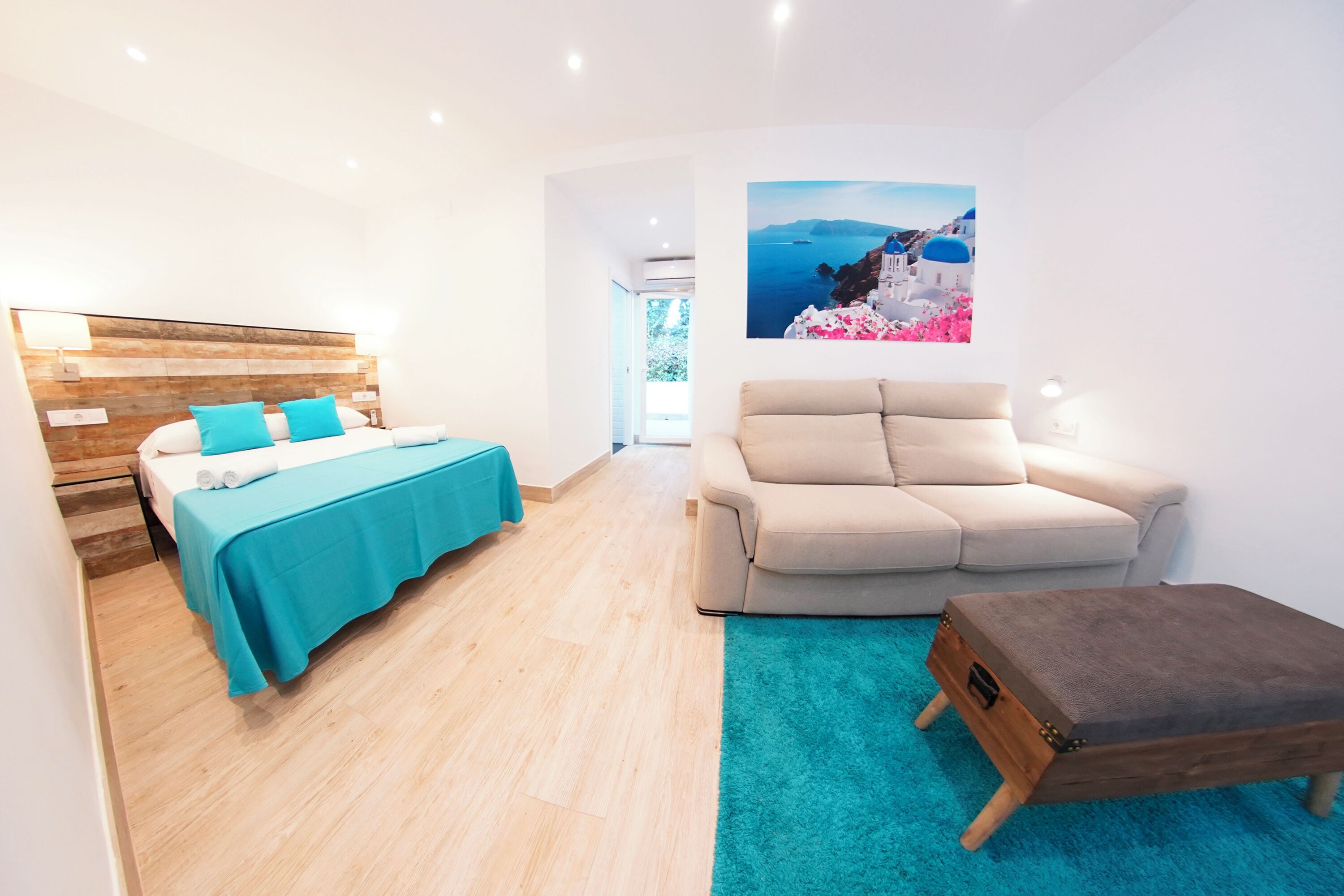 Club Quadruple Room with Free Airport Shuttle | Dundyner, minibar, safe på rommet og individuelt dekorert