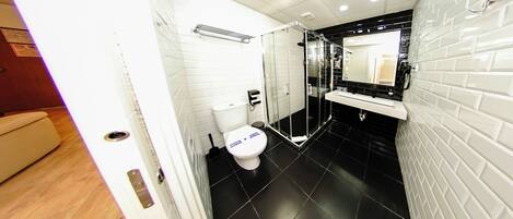 Un bagno moderno con servizi igienici, doccia e lavandino.