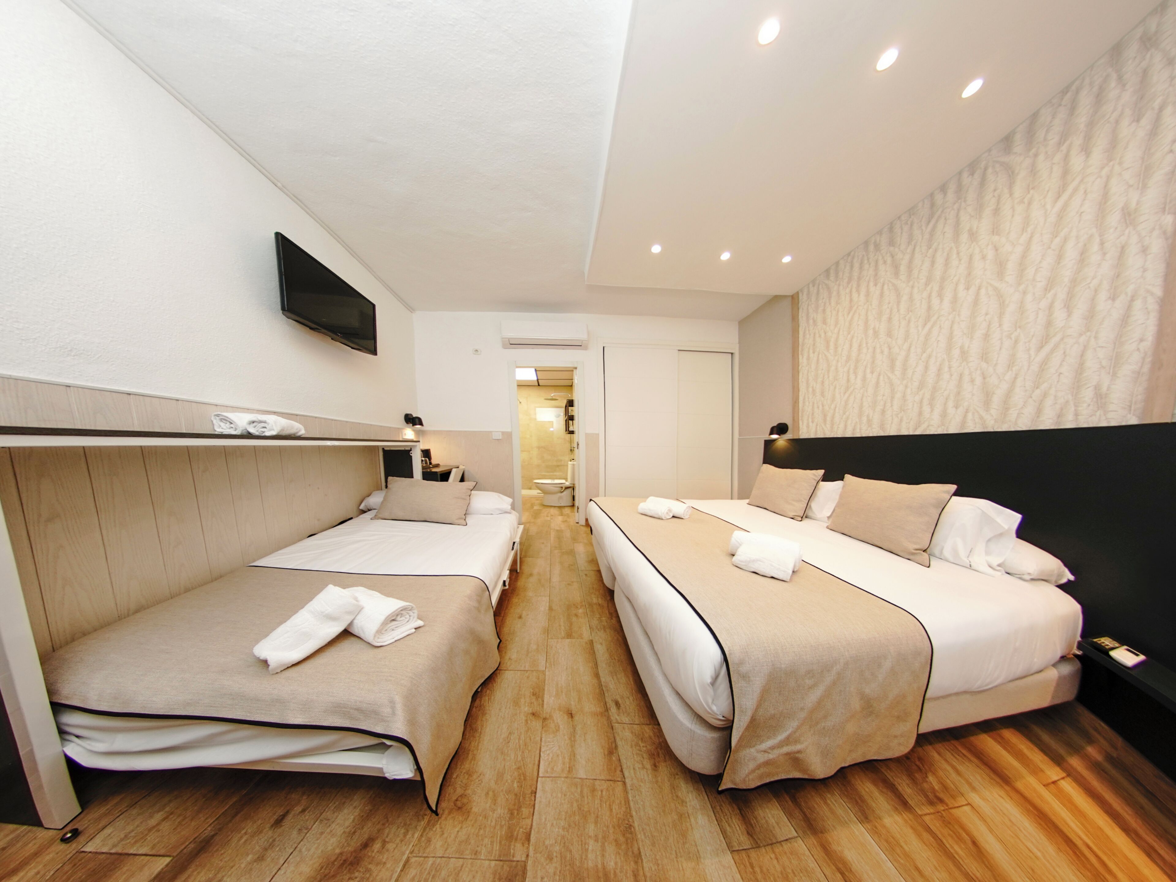 Standard Triple Room with Free Airport Shuttle | Edredón, minibar y caja de seguridad en la habitación 
