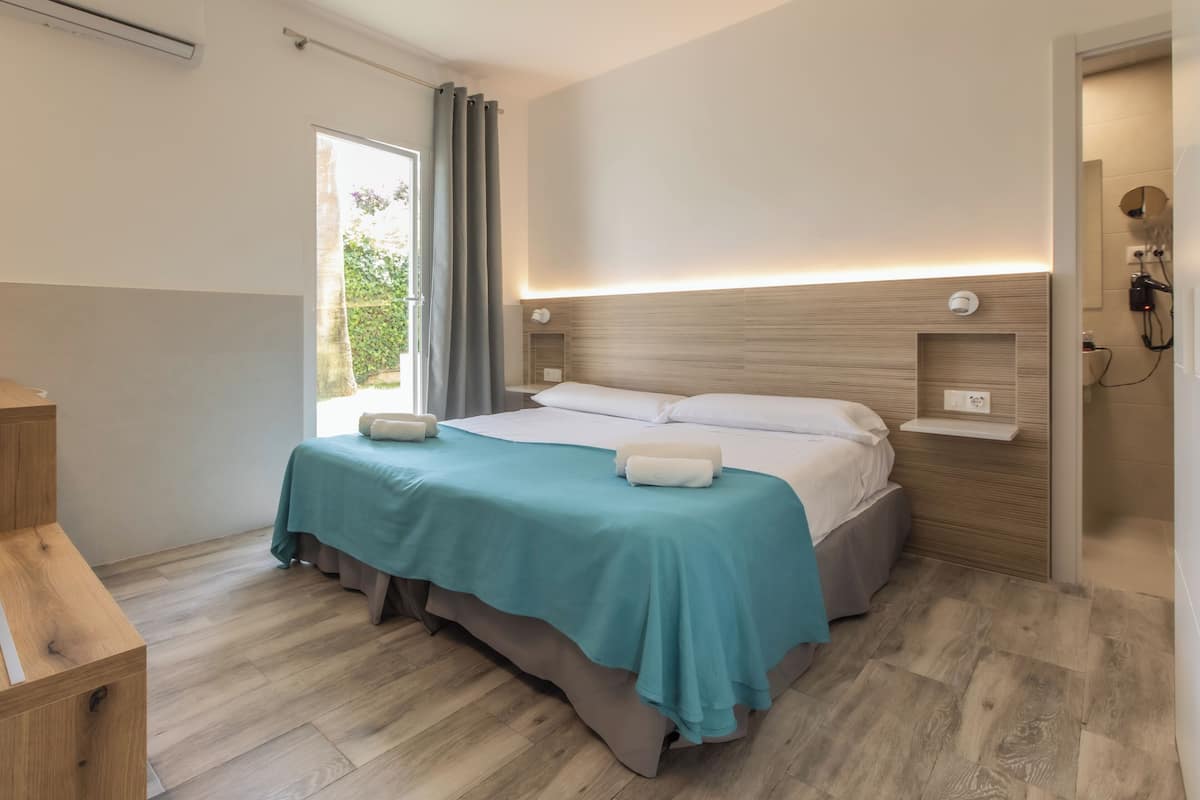 Standard Double Room with Free Airport Shuttle | Minibar, in-room safe, individually decorated, individually furnished