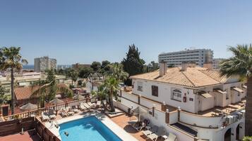 Utendørsbasseng, bassengparasoller og solsenger