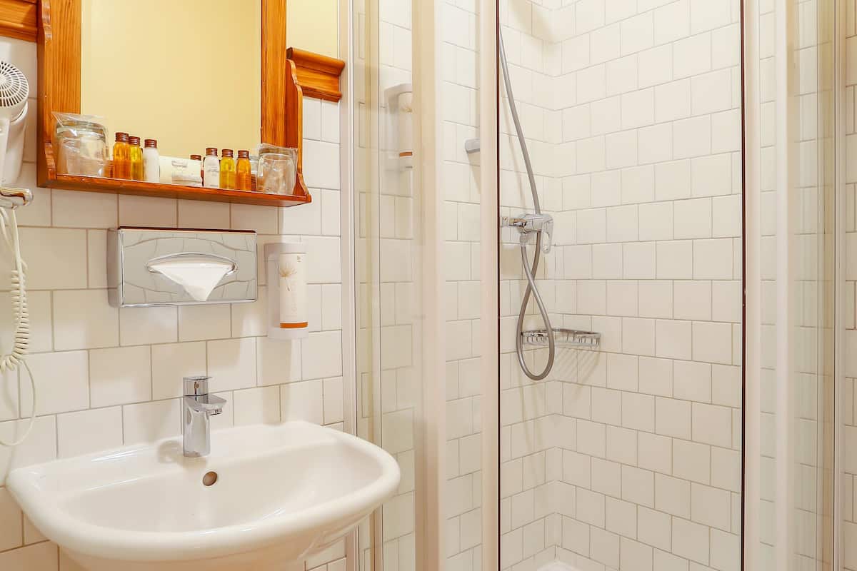 Gratis toalettartiklar, hårtork, tofflor och handdukar