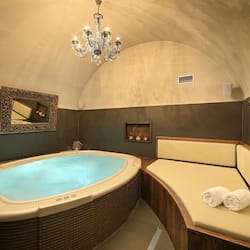 Sauna, hot tub, body treatments, aromatherapy, hot stone massages