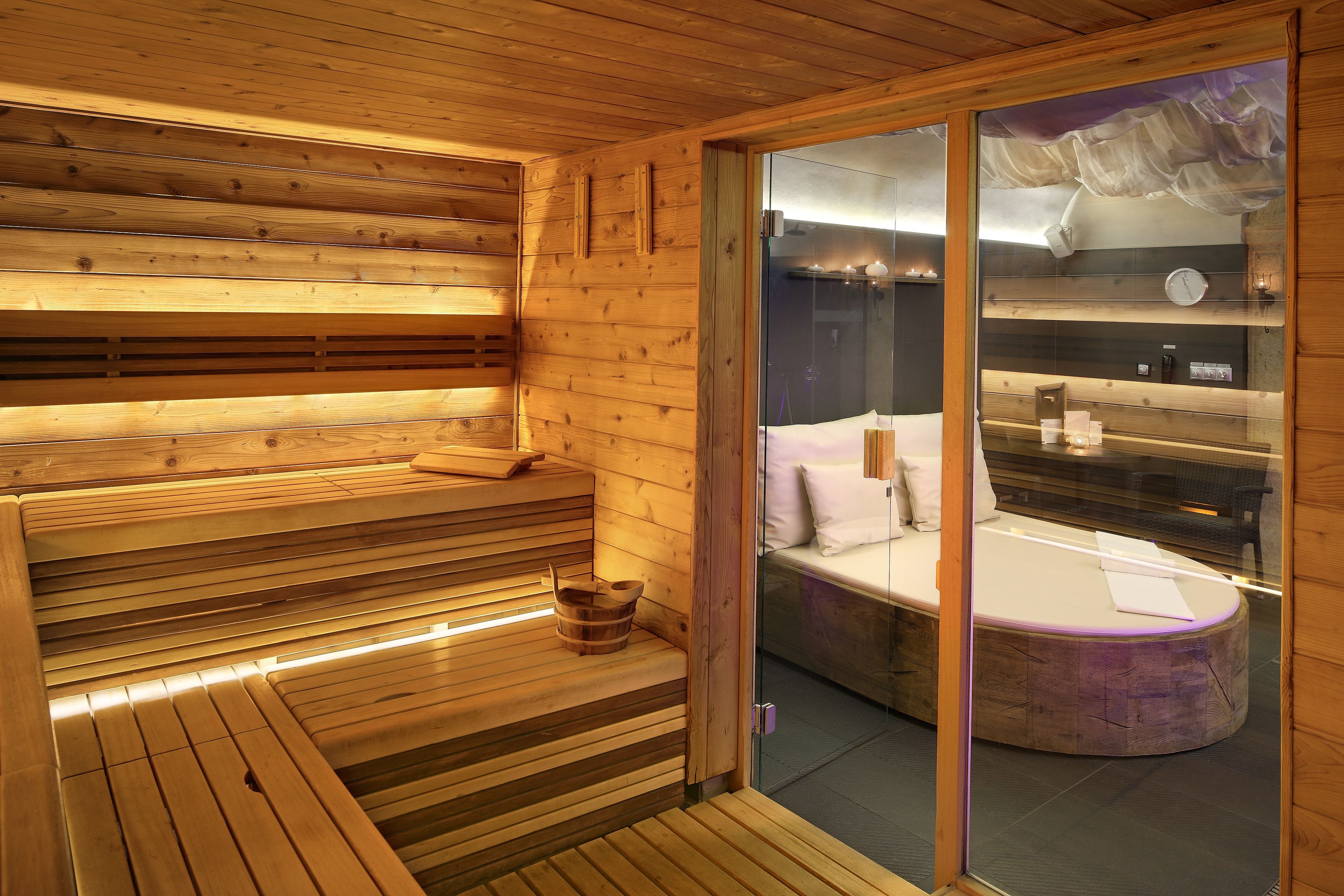 Sauna, Whirlpool, Körperbehandlungen, Aromatherapie, Warmsteinmassagen