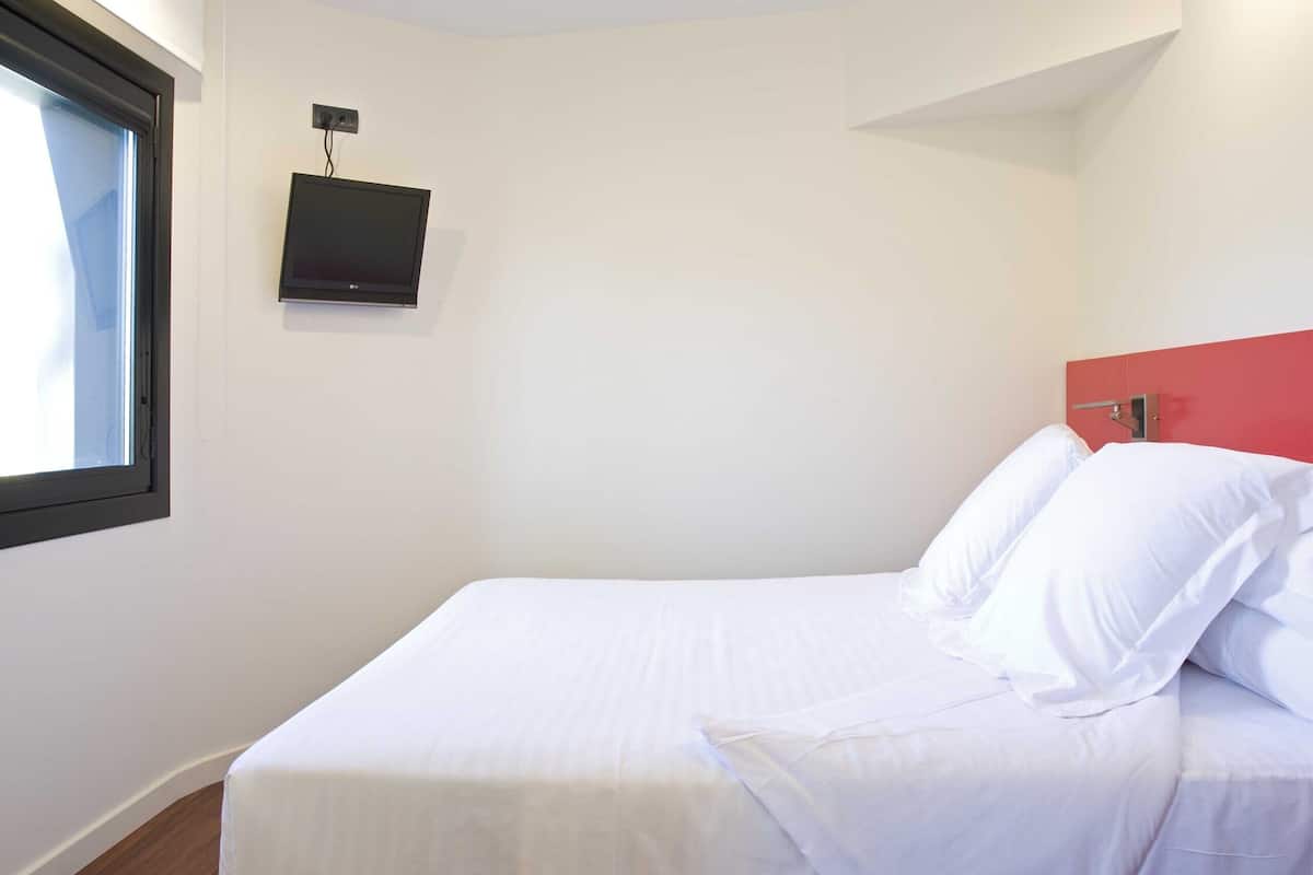 Single Room | 1 bedroom, minibar, in-room safe, desk