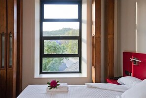 1 makuuhuone, minibaari, tallelokero huoneessa, työpöytä