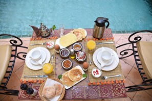 Café da manhã completo grátis todos os dias