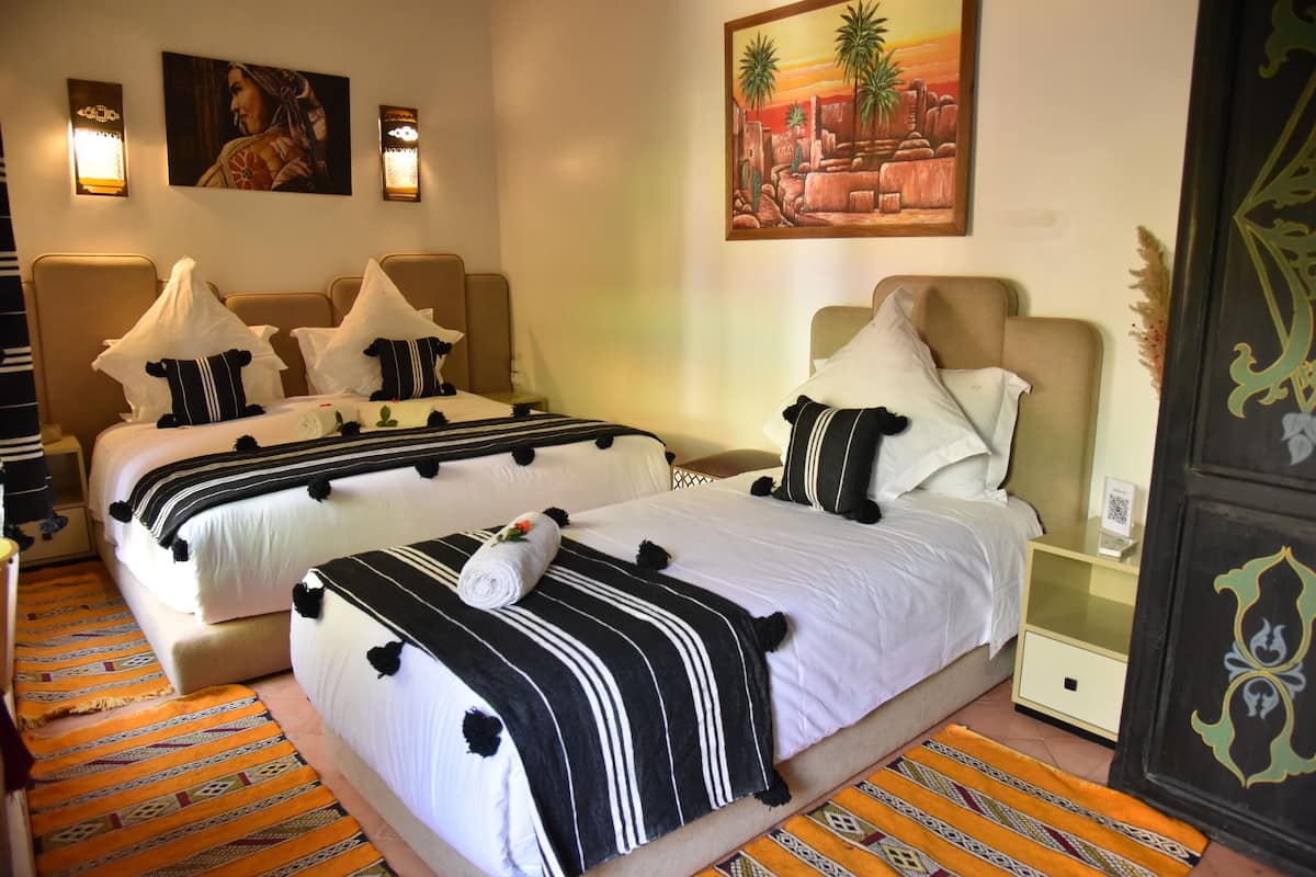 Habitación triple superior | Caja fuerte, tabla de planchar con plancha, wifi gratis y ropa de cama