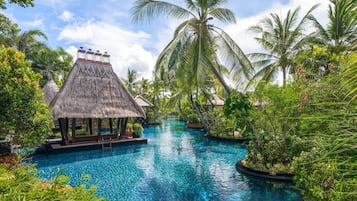 3 outdoor pools, free pool cabanas, pool umbrellas