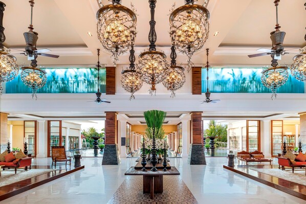 2 bars/lounges, swim-up bar, poolside bar, beach bar