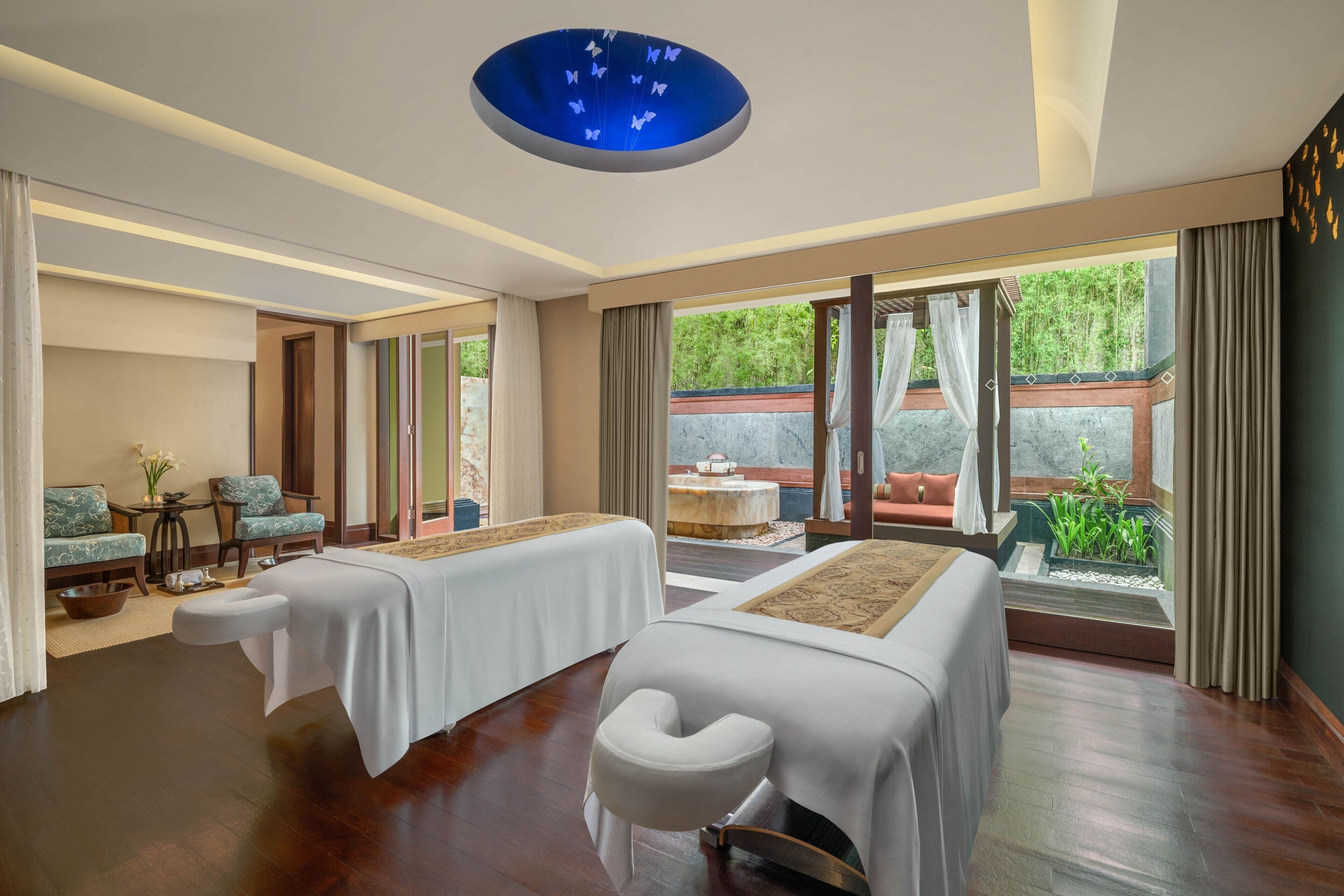 Couples treatment rooms, sauna, hot tub, steam room, body treatments