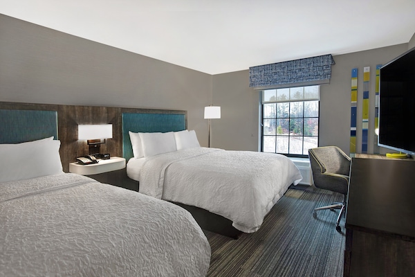 Habitación, 2 camas Queen size, refrigerador | Ropa de cama de alta calidad y escritorio