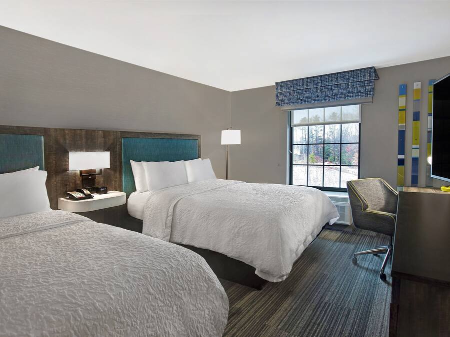 Huone, 2 keskisuurta parisänkyä, jääkaappi | Ylelliset vuodevaatteet, työpöytä