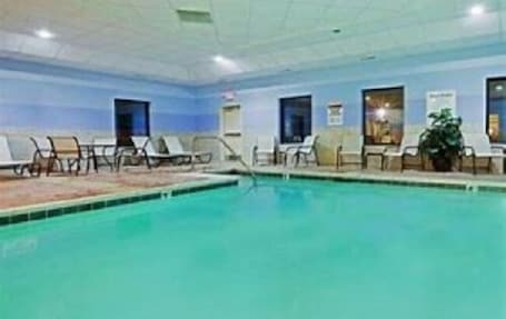 Una piscina techada. Hampton Inn Westfield