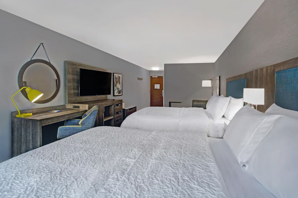 客房, 多張床, 雪櫃 | 高級寢具、書桌、手提電腦工作空間、遮光窗簾/窗簾