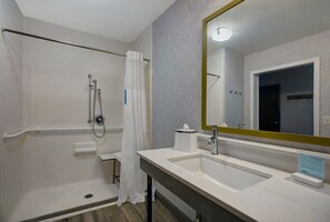 Kamer, 1 kingsize bed, toegankelijk voor mindervaliden (Roll-In Shower) | Badkamer | Gratis toiletartikelen, een haardroger, handdoeken, zeep