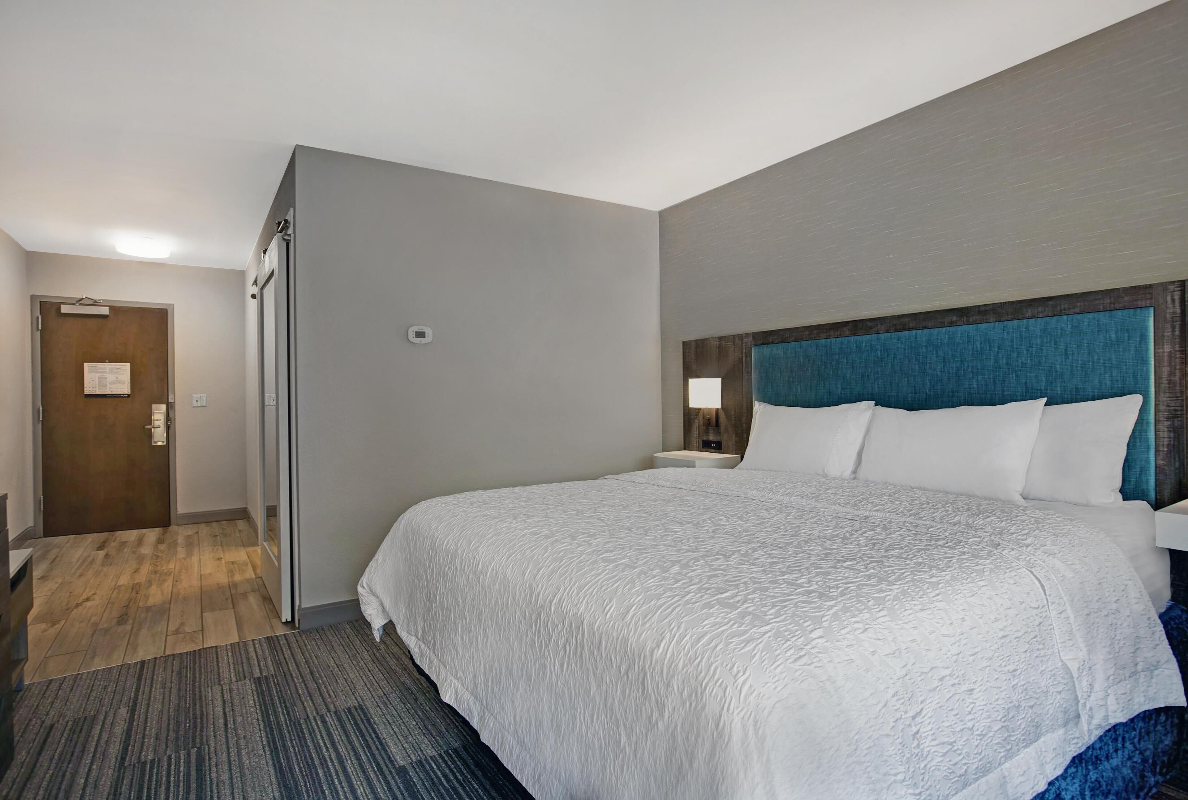 Chambre, 1 très grand lit, accessible aux personnes à mobilité réduite (Roll-In Shower) | Literie de qualité supérieure, bureau