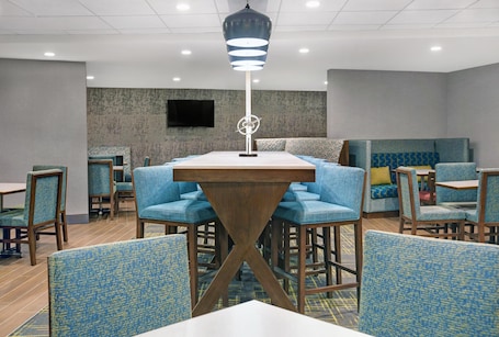 Desayuno completo incluido todos los días . Hampton Inn Westfield
