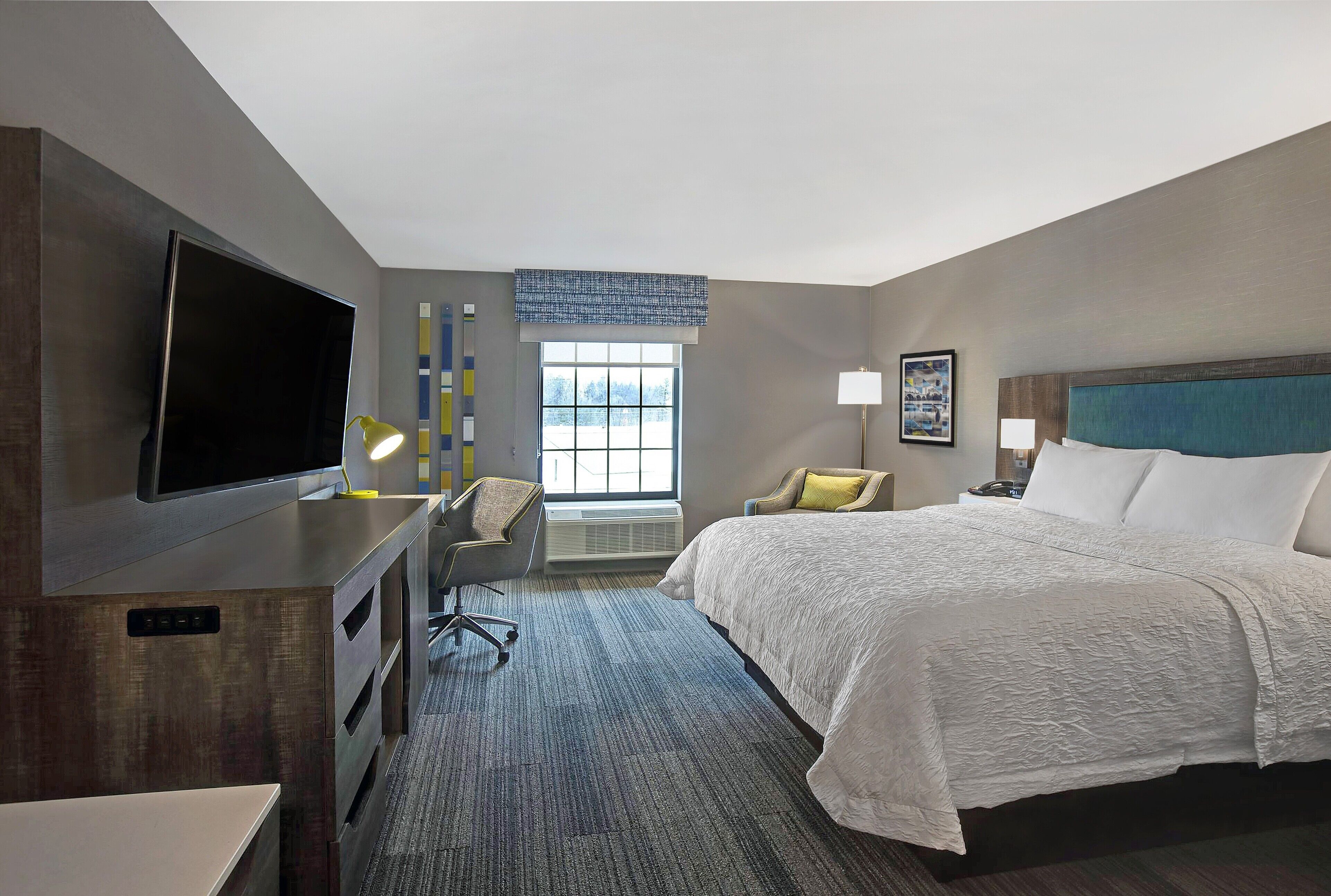 高档床上用品、办公桌、笔记本电脑工作区、遮光窗帘