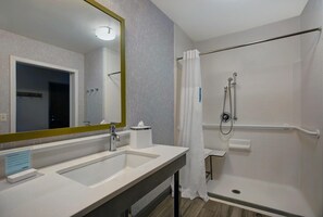 Chambre, 1 très grand lit, accessible aux personnes à mobilité réduite (Roll-In Shower) | Douche de la salle de bain
