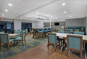 Free daily full breakfast - Hampton Inn Westfield (Westfield)
